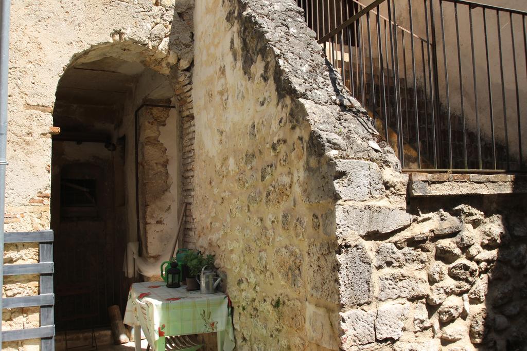 Sotto Il Castello Aparthotel Gagliano Aterno Esterno foto
